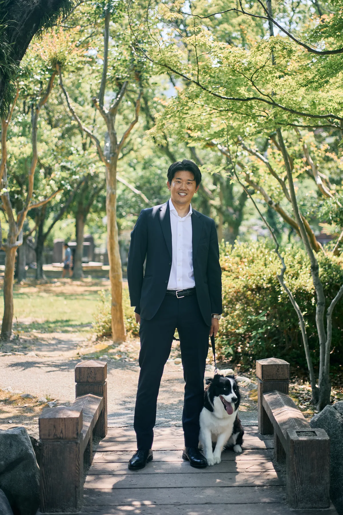 公園に立つ代表・大倉佑介と愛犬