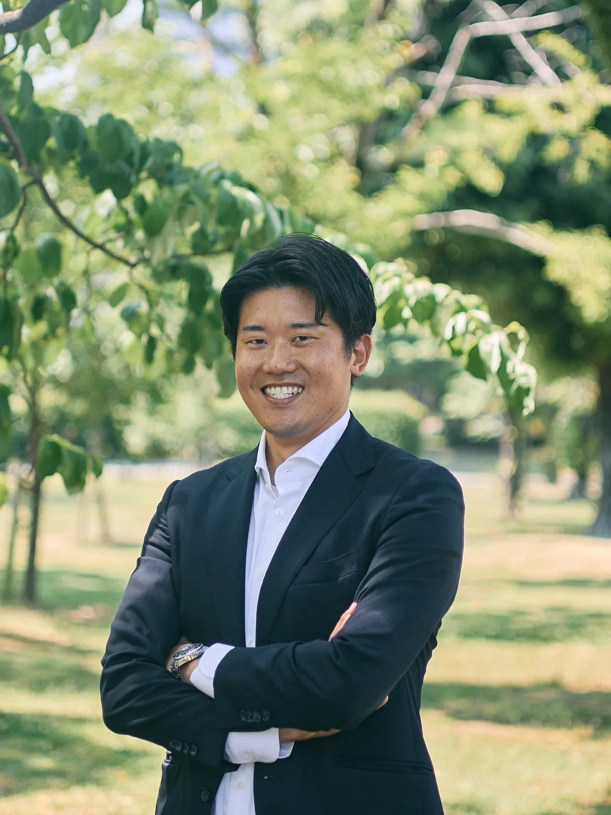 公園で微笑む代表・大倉佑介